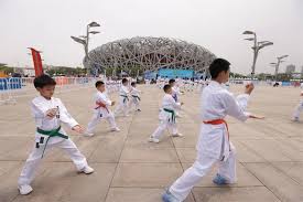 2026国际足联世界杯 公园健身翻单杠，让你焕发健康活力，展现最好的自己！